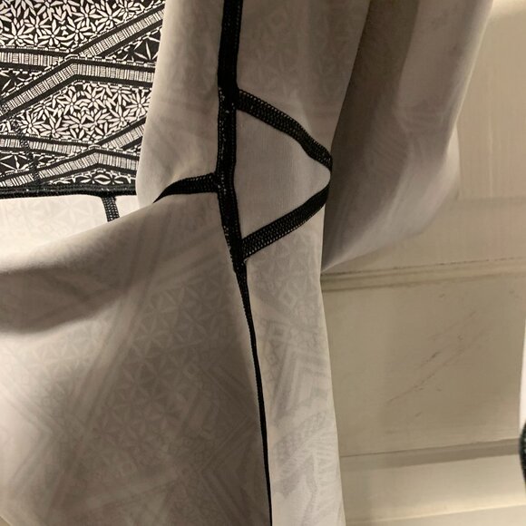 Lululemon~ NWOT!!~ Yoga Pants - Picture 16 of 16